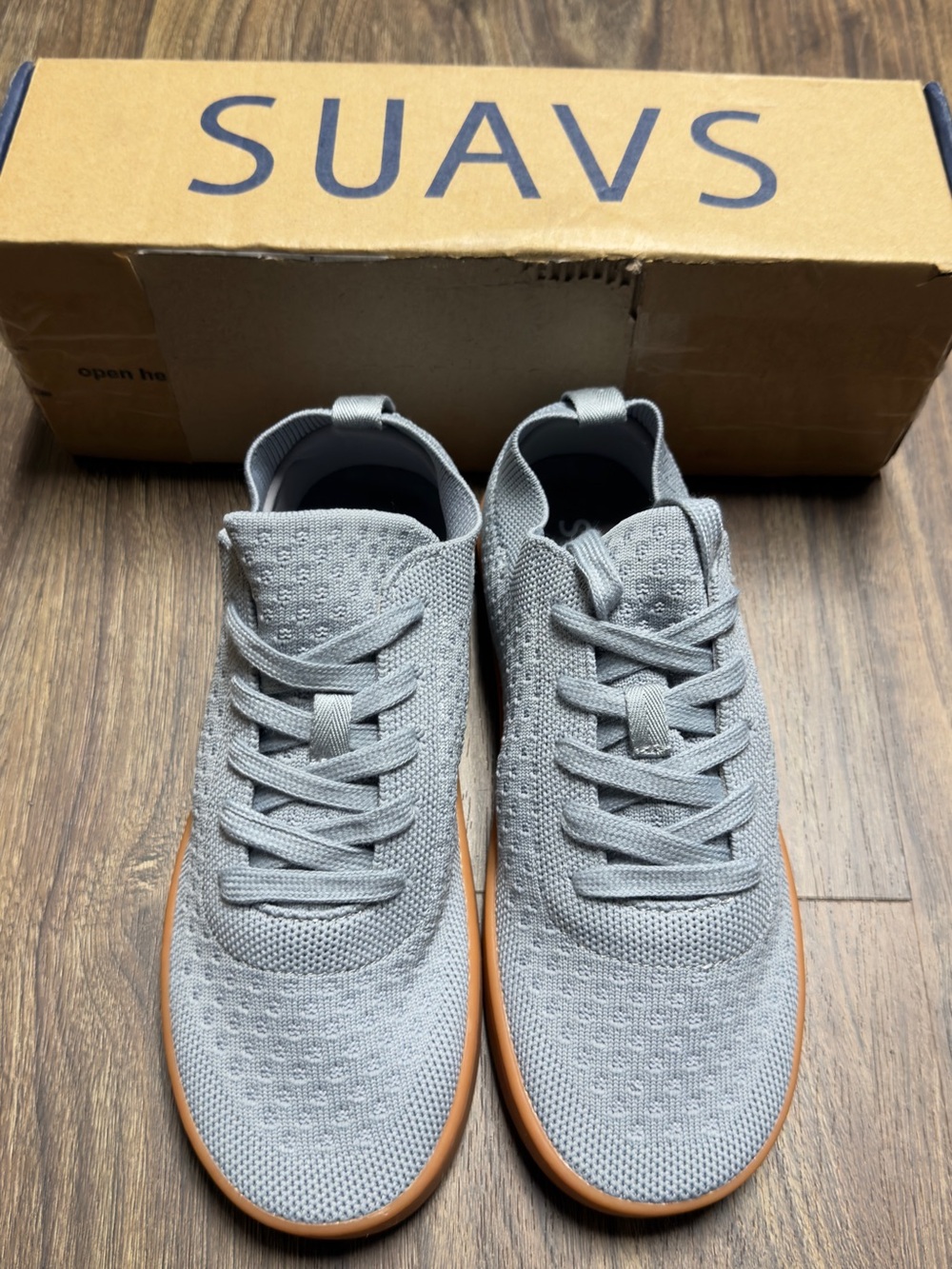 Suavs Unisex Knit Sneakers in Light Gray with Gum Sole/Size Women’s 7/Mens 5